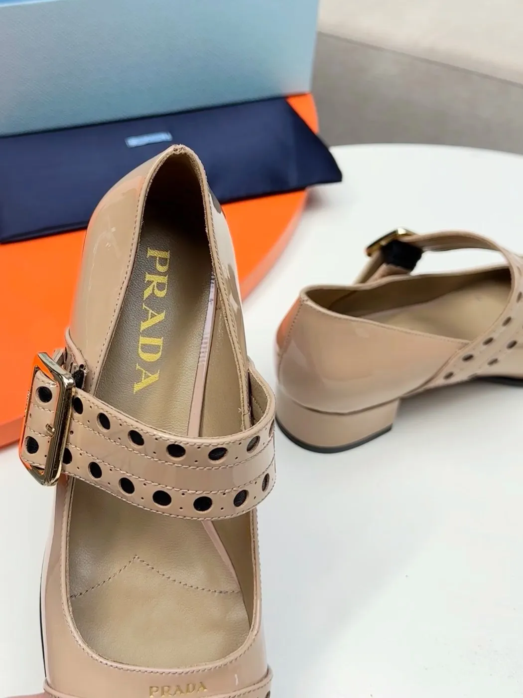 👟👟Ex-factory price 600👟👟🛒…………PRADA 2025 series loafers! At first glance, it looks both classic and versatile! No need to worry about the texture and feel of your feet! 🕳️🕳️🕳️ ____________________✍️ The simple combination is very eye-catching and atmospheric. I sincerely recommend you to buy it! Extremely versatile! Its square toe design is suitable for all kinds of female foot shapes and can be easily controlled. It is comfortable on the foot and does not squeeze the foot. The soul of the whole pair of shoes is the bias-cut design! The craftsmanship of this shoe upper is not easy to make. It seems to be quite simple, but it is much more expensive than making boots and has a high scrapability! ●━━━━━━───── Upper: imported soft cow patent leather ●━━━━━━───── Lining: silk lambskin, fine and firm leather, very soft and breathable ●━━━━━━───── Outsole: Imported Italian genuine leather outsole ➕Forefoot injection molding, high-grade and non-slip ●━━━━━━───── Heel height: 4.5cm ●━━━━━━───── Warm reminder: This shoe is an authentic sole series and you must pay attention to precautions when trying it on. Returns and exchanges are not supported if there are marks on the outsole. You can change the size and style within 15 days. Unconditional returns are not supported. Thank you for your support🙏🙏Happy cooperation.